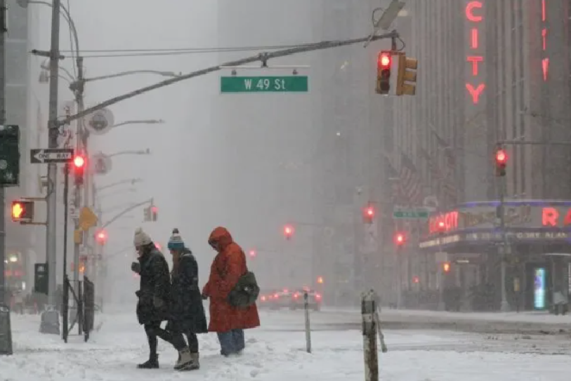 Estados Unidos bajo hielo: la tormenta ártica ya deja nueve muertos y un apagón masivo