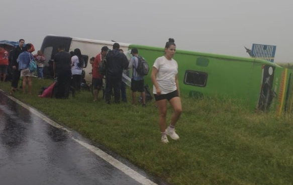 Volcó un colectivo en Corrientes: reportan personas heridas