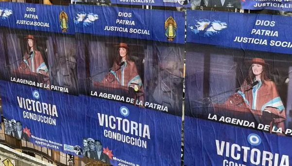 El Congreso amaneció empapelado con afiches de Victoria Villarruel: "Conducción"