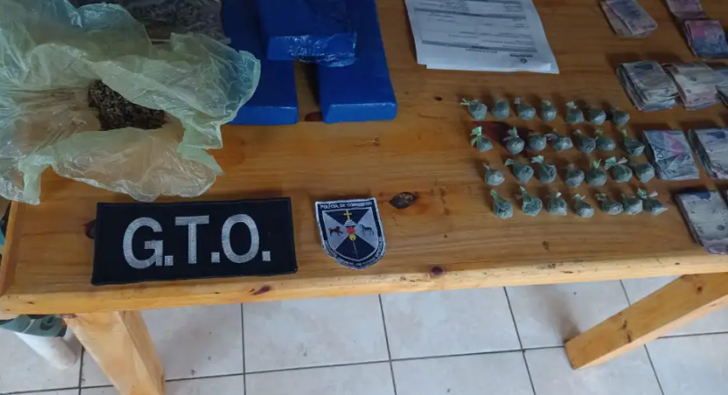 MEGA OPERATIVO EN CORRIENTES: 80 POLICÍAS DESBARATARON UNA RED DE NARCOMENUDEO Y DETUVIERON A SEIS PERSONAS