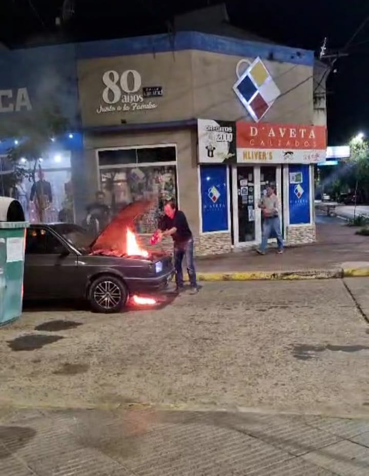 Goya: un vehículo se prendió fuego por falla eléctrica