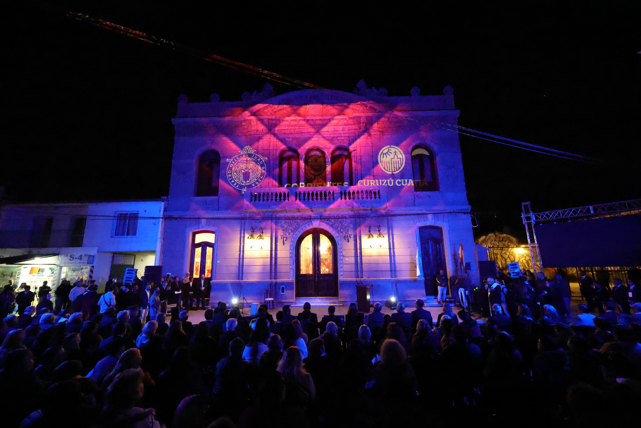 ANTE UNA VELADA ARTÍSTICA, VALDÉS INAUGURÓ LA REAPERTURA DEL TEATRO CERVANTES