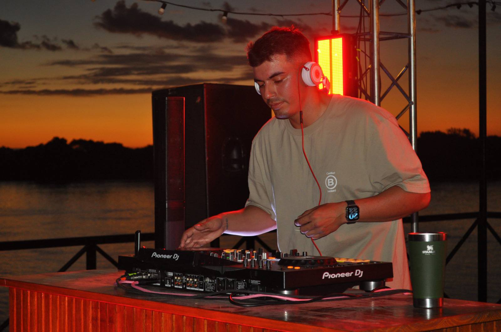 SUNSET EN PLAYA EL INGA: DJ GASTÓN RAMOS MUSICALIZÓ EL ATARDECER DEL DOMINGO