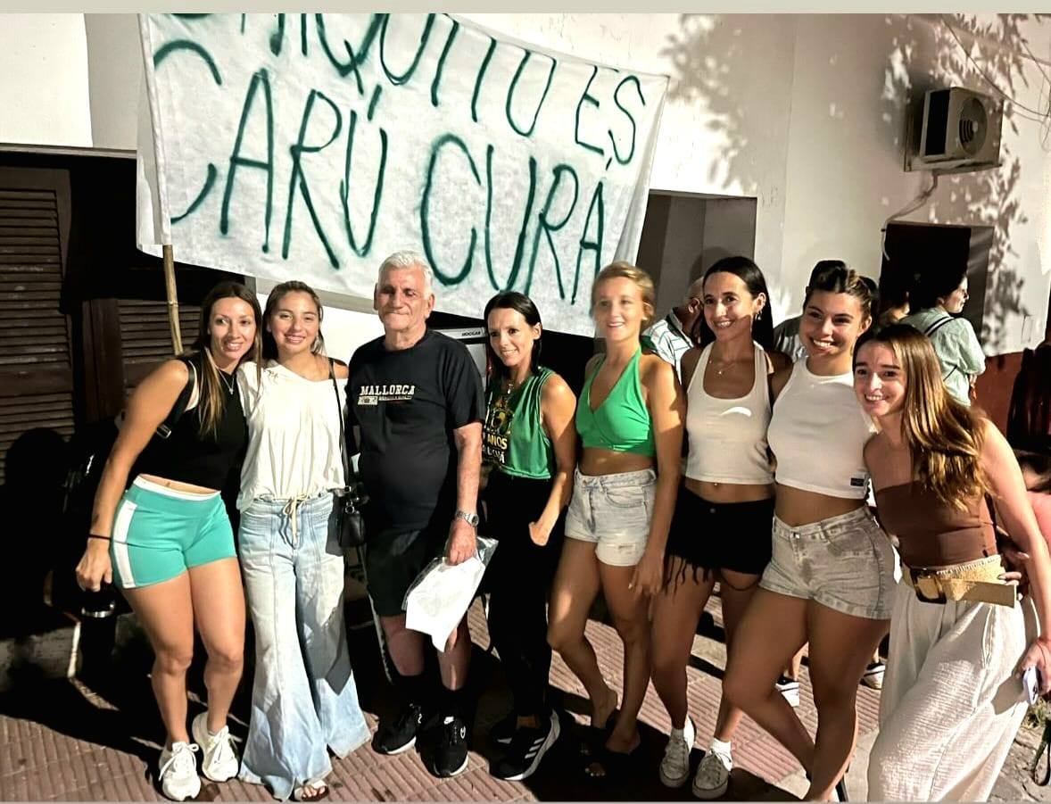 ESQUINA: CARÚ CURÁ MARCHÓ A LA CASA DEL HISTÓRICO PRESENTADOR "CHIQUITO" GIUDICCE TRAS SU RENUNCIA