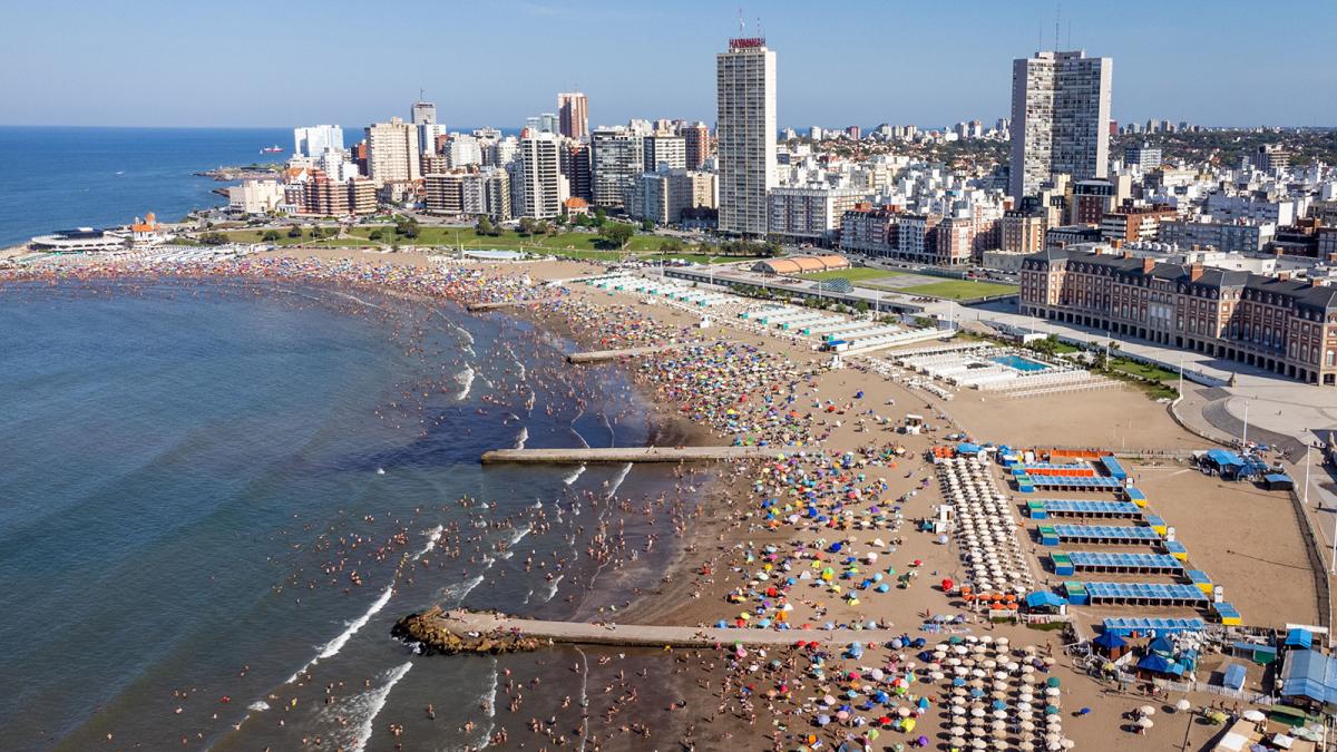 Un informe propone reducir los fines de semana largos y fomentar el turismo receptivo en Argentina