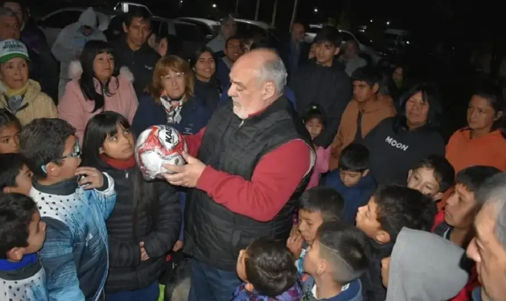 Ricardo Colombi denuncia que un intendente le cortó la luz para evitar un acto de campaña
