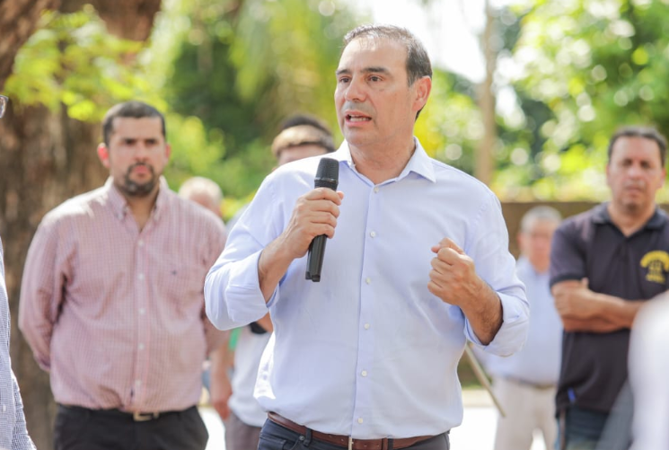 En Alvear: Valdés hizo entrega de importantes maquinarias para contar con más asfalto en ese municipio