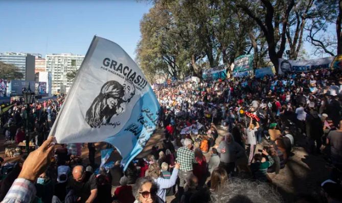Cristina Kirchner llamó a la militancia a hacer el banderazo en Parque Lezama: será a las 17