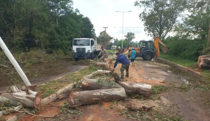 Cola de tornado devastó Ituzaingó con ráfagas de 90 km/h y cortes masivos de luz