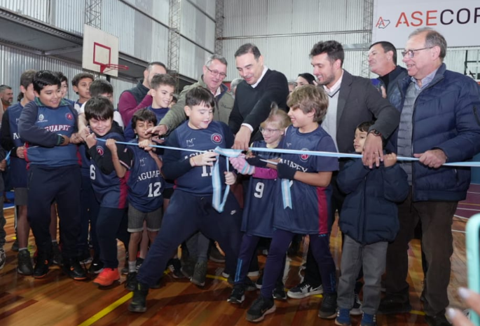 En Virasoro, Valdés inauguró piso de parquet en cancha de básquet