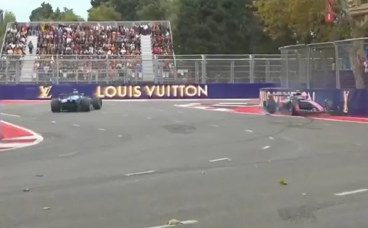 ALEX ALBON CHOCÓ A FRANCO COLAPINTO DE ATRÁS Y LE ARRUINÓ LA CARRERA