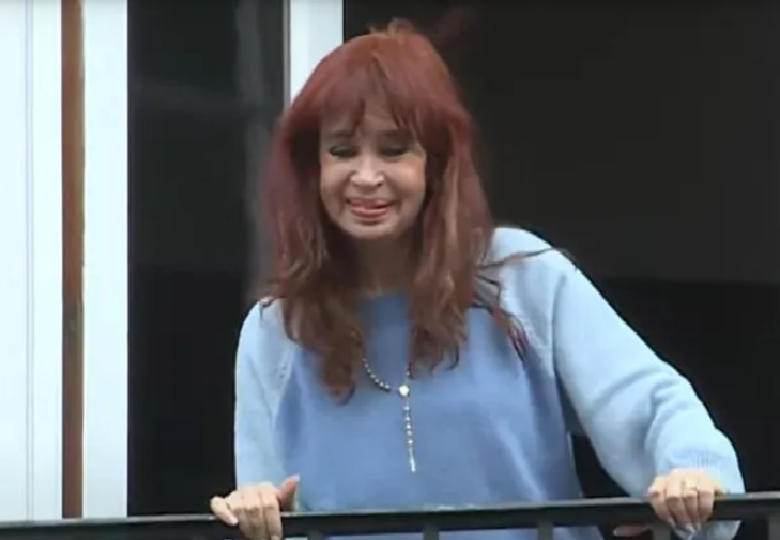 CRISTINA KIRCHNER VOLVIÓ A SORPRENDER A SUS SEGUIDORES DESDE EL BALCÓN