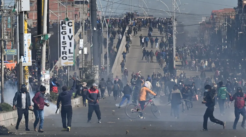 Máxima tensión en Bolivia: enfrentamientos, gases y una crisis que ya dejó varios muertos