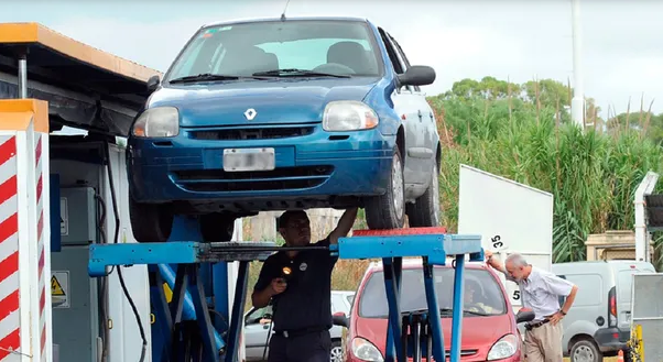 DESREGULACION: los autos que tengan seguro y verificación hecha podrán transportar pasajeros