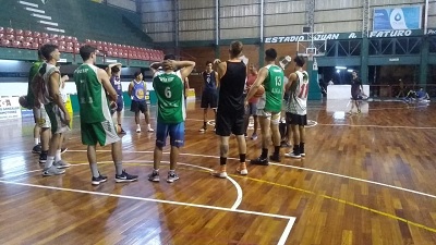 AMAD  regresó a los entrenamientos pensando en Colón El Verde ya prepara el juego del miércoles ante los capitalinos en su segunda presentación de la Liga Federal. Sergio Mora, ausente en el debut, ya se entrena a la par del grupo. El plantel goyano retorno a los entrenamientos ya pensando en lo que será la segunda fecha de la Liga Federal de básquet, donde saldrá a la ruta por primera vez en la temporada. El rival, será Deportivo Colon de Corrientes Capital, el miércoles desde las 20 horas, día y horario poco habitual en esta divisional y que obliga a trabajar más acotadamente, tanto desde lo que se tiene que preparar para el juego, como de la dirigencia para organizar el viaje. Luego de la derrota sufrida el último viernes ante los chaqueños de Regatas, los dirigidos por el Tano tuvieron libre el sábado y do mingo por la noche retornaron a las prácticas con pequeños movimientos de regeneración.  Ya el lunes por la mañana tuvieron la sesión de gimnasio y por la noche en su estadio ya empezaron a preparar el partido ante los capitalinos. Antes del entrenamiento nocturno, el plantel se reunió en el centro del campo para analizar el juego del viernes.  La buena noticia, es el retorno de Sergio Mora a los entrenamientos tras su ausencia el viernes por problemas de salud. El formoseño ya se encuentra a disposición del entrenador y está en óptimas condiciones para el viaje. El Verde, entrenará este martes  en doble turno, y emprenderán viaje hacia la capital correntina el miércoles en horas de la siesta, luego del entrenamiento matutino y el almuerzo. Departamento de Prensa AMAD Goya