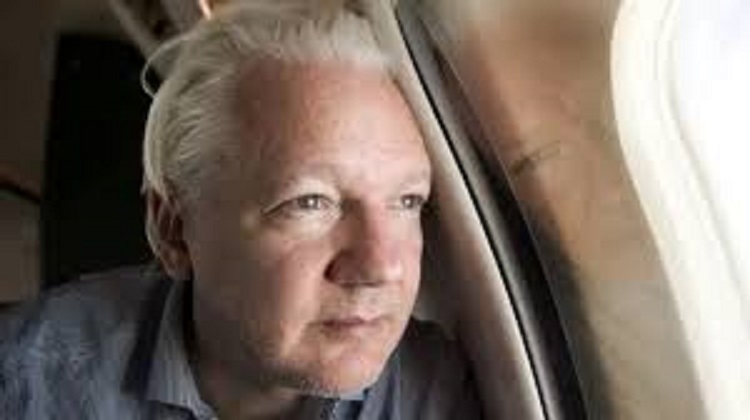 JULIAN ASSANGE, YA LIBRE, ABANDONÓ REINO UNIDO.