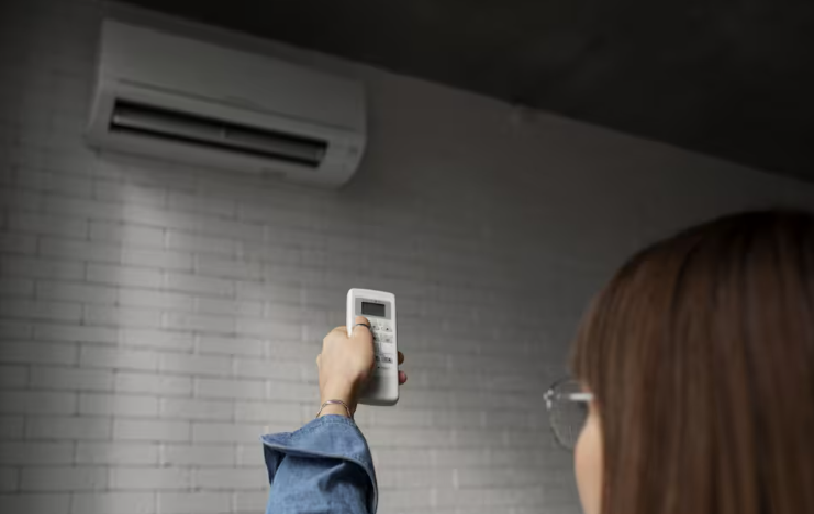 Cómo usar el aire acondicionado sin gastar de más: los 7 trucos que no fallan para ahorrar luz, según expertos