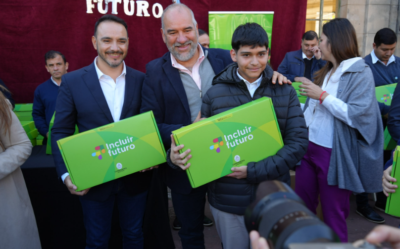 PROVINCIA ENTREGÓ 706 NOTEBOOKS EN EL EMBLEMÁTICO COLEGIO NACIONAL