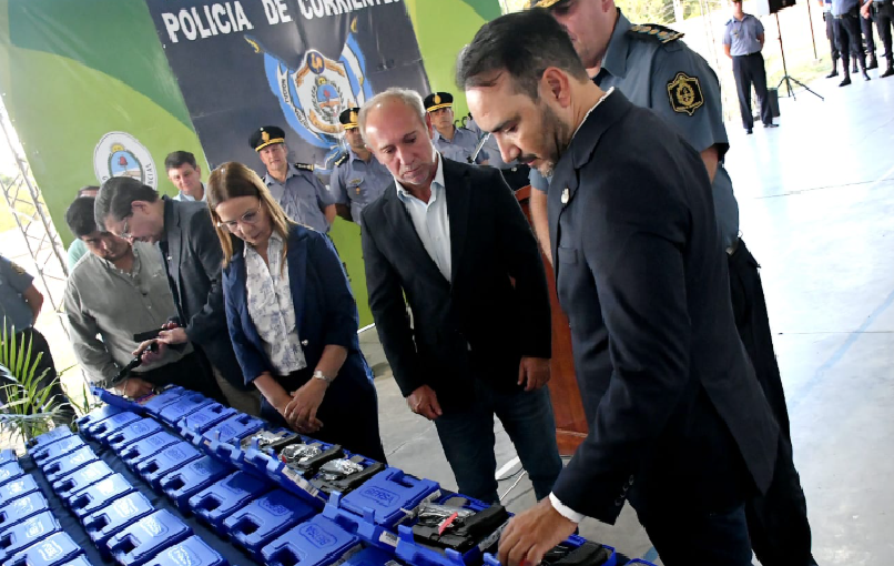 JUAN PABLO VALDÉS ENCABEZÓ LA ENTREGA DE ARMAMENTO A NUEVOS OFICIALES DE SEGURIDAD