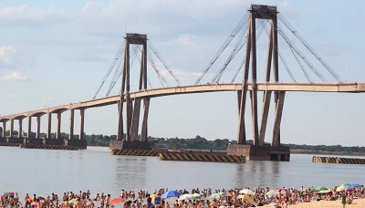 Corrientes superó 50°C de térmica y se esperan lluvias Pese a las tormentas previstas, las altas temperaturas continuarán durante toda la semana con máximas de 36 °C.  Corrientes superó 50°C de térmica y se esperan lluvias   Las altas temperaturas en la ciudad de Corrientes alcanzaron los 40.5 °C durante el mediodía de ayer y los registros locales indicaron que la sensación térmica en la Capital superó los 50 °C, la marca más alta del año. Se esperan lluvias y tormentas para hoy.  Lo elevado de las temperaturas máximas volvieron a ubicar a Corrientes en el ranking de las provincias más calurosas del país, realizado por el Servicio Meteorológico Nacional (SMN). Esta vez, la ciudad ocupó el séptimo puesto.  Los datos del Instituto Correntino del Agua y del Ambiente (Icaa) indicaron que ayer al mediodía la sensación térmica en la ciudad de Corrientes llegó a los 50.1°C, mientras que la temperatura fue de 39.2 °C de acuerdo con los registros del SMN.  Según detalló el Icaa, la temperatura más alta del domingo fue de 40.5°C, a las 15.21 de la tarde.  De acuerdo con lo previsto por el SMN, toda esta semana Corrientes tendrá temperaturas máximas de entre 33 °C y 36 °C.  Se recomienda evitar la quema de pastizales y extremar los cuidados ante cualquier foco ígneo. También se aconseja beber mucha agua, evitar la exposición al sol de 11 a 16, usar protector de alto factor y ropa liviana.  La Oficina de Prevención de Riesgos Ante Fenómenos Naturales (Opad) advirtió que el calor extremo se extenderá en la región hasta fin de año.   Para la jornada de hoy se espera la llegada de lluvias y tormentas, según la información prevista por el SMN. Desde este lunes hasta el miércoles el SMN señala un 40% de inestabilidad climática, con tormentas y chaparrones aislados.  Pese a las precipitaciones, el rango de temperaturas no variará y el calor seguirá sofocando a la Capital. 