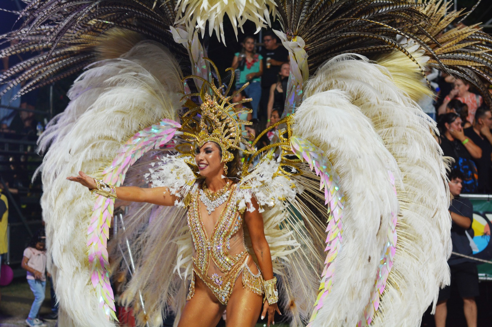 DANIELA VALLEJOS ES LA FLAMANTE REINA DEL CARNAVAL GOYANO