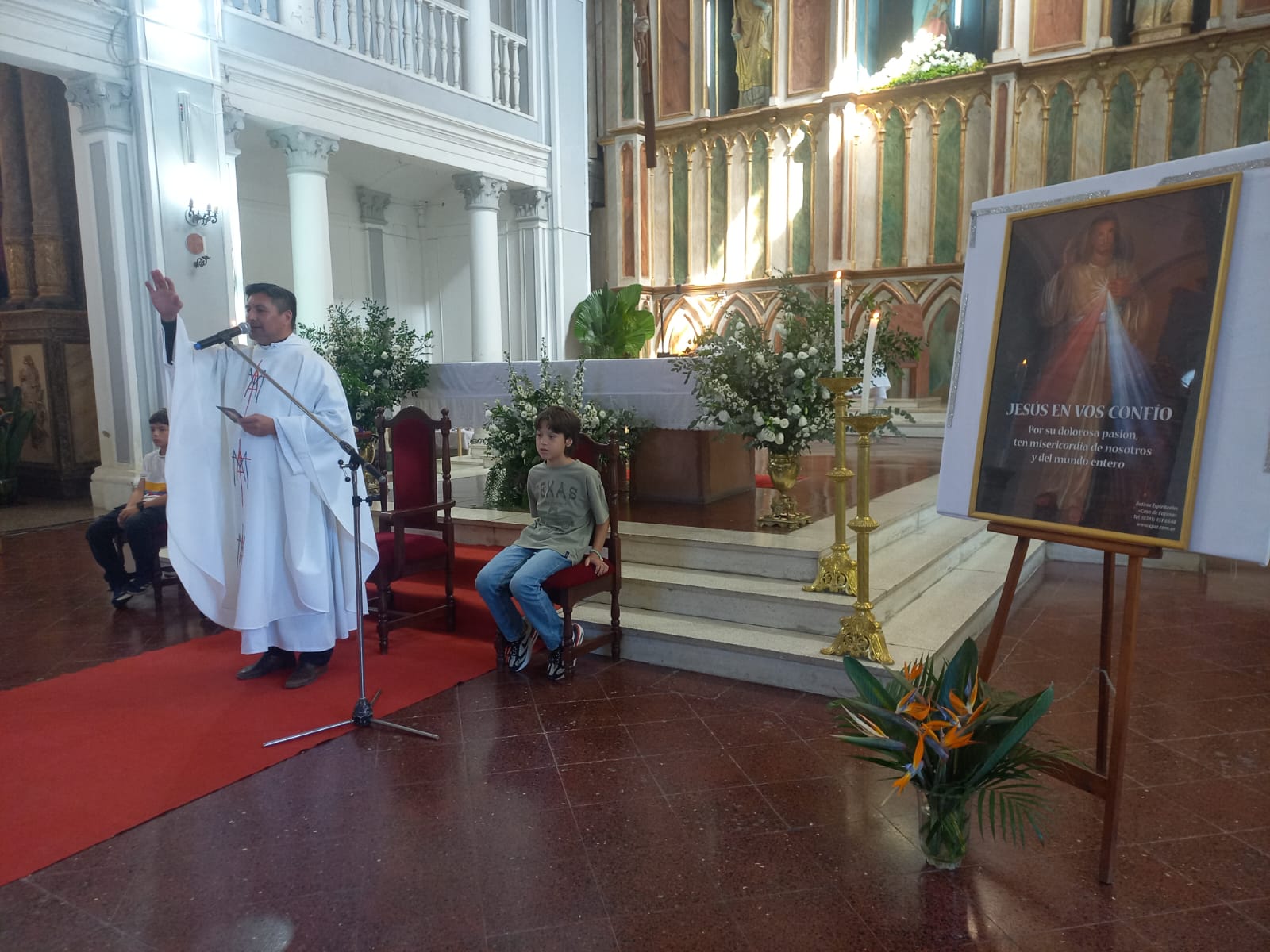 DOMINGO DE LA DIVINA MISERICORDIA CON UN FUERTE LLAMADO A VIVIR LA FE EN COMUNIDAD   