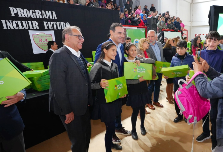 VALDÉS HIZO ENTREGA DE 886 NOTEBOOKS A ESTUDIANTES DE COLEGIOS SECUNDARIOS DE LA CAPITAL