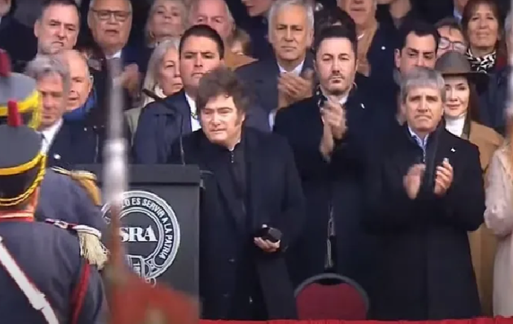 Javier Milei anunció la baja de las retenciones a la carne, maíz y soja en La Rural