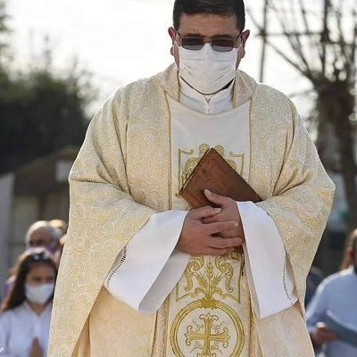 Derivan al padre Diego Villalba desde Monte Caseros al Hospital de Campaña El padre Diego Villalba, párroco de la parroquia "Nuestra Señora del Rosario" fue derivado desde Monte Caseros al Hospital de Campaña en la ciudad de Corrientes, debido a que se agravó su cuadro de coronavirus. Según consignaron medios locales, el padre de 37 años fue diagnosticado con neumonía bilateral. La parroquia Nuestra Señora de Pompeya replicó un mensaje de Villalba: "Después de ver mi tomografía, vieron los doctores la necesidad de llevarme al Hospital de Campaña". "Me confío a sus oraciones. Y lo oficial será mi escrito", agregaba. "Hasta la vuelta hermanos", finalizaba el mensaje del padre. Además, la parroquia pidió rezar "por nuestro hermano sacerdote".