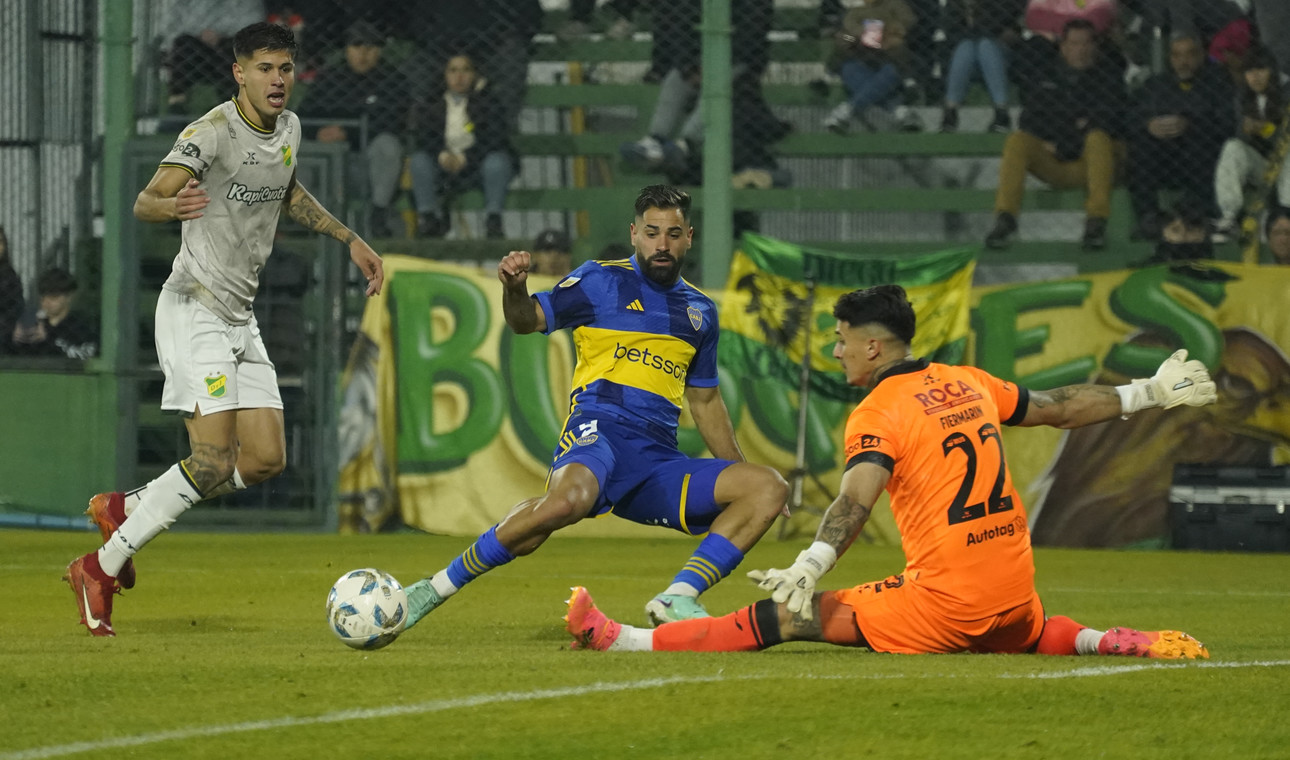 Un flojo Boca rescató un empate ante Defensa en el debut de sus refuerzos