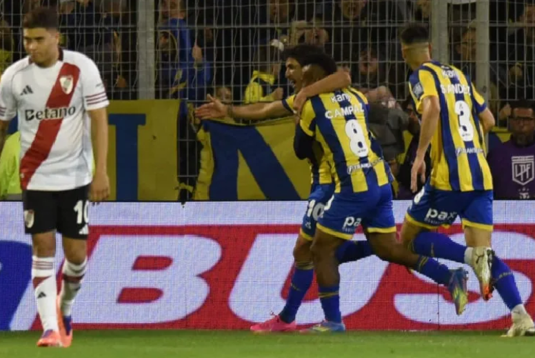 Rosario Central se lo dio vuelta a River y le ganó 2-1 en un partido caliente