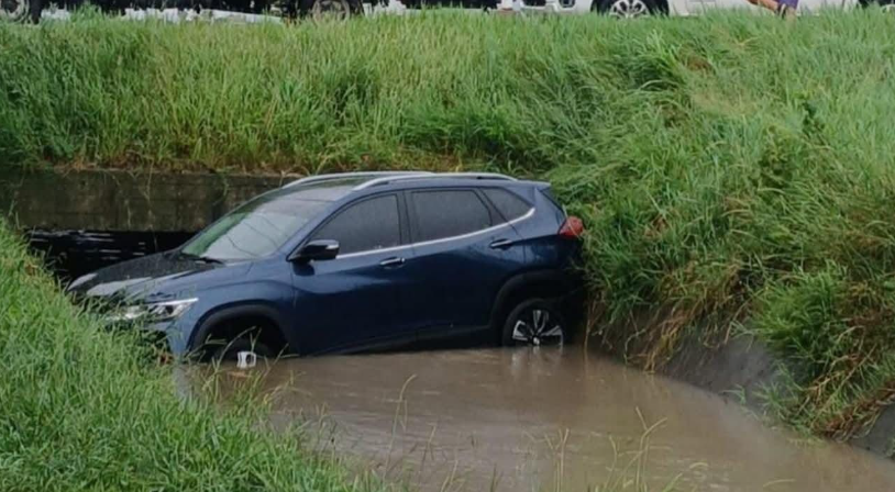 RUTA NACIONAL 12 EN GOYA: CAMIONETA DESPISTÓ Y TERMINÓ EN CANAL DE DESAGÜE 