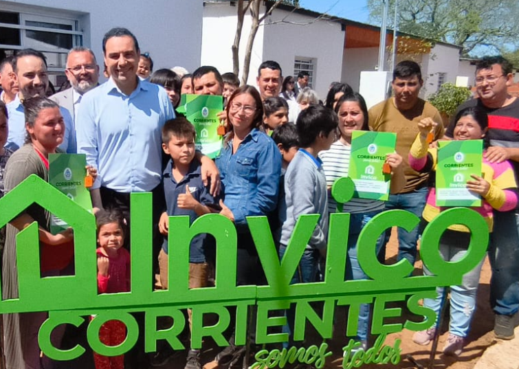 VALDÉS ENTREGÓ VIVIENDAS OÑONDIVÉ Y ANUNCIÓ LA CONSTRUCCIÓN DE OTRAS 20 PARA RAMADA PASO