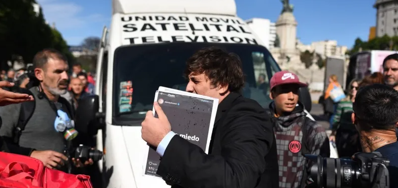 Quién es Fran Fijap, el streamer libertario agredido en las afueras del Congreso: tuvo que salir corriendo