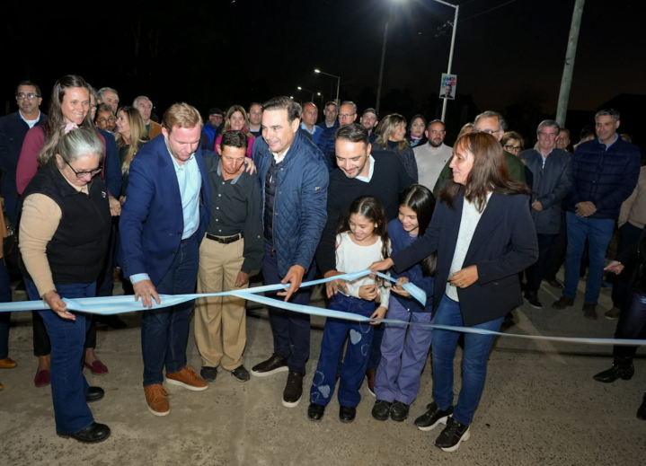 EL GOBERNADOR HABILITÓ 5 MIL METROS DE ILUMINACIÓN LED Y 27 CUADRAS DE ASFALTO EN ITUZAINGÓ