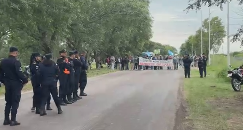 TRABAJADORES DESPEDIDOS DE ALAL VOLVIERON A MANIFESTARSE CON CORTE DE LA RUTA PROVINCIAL 27