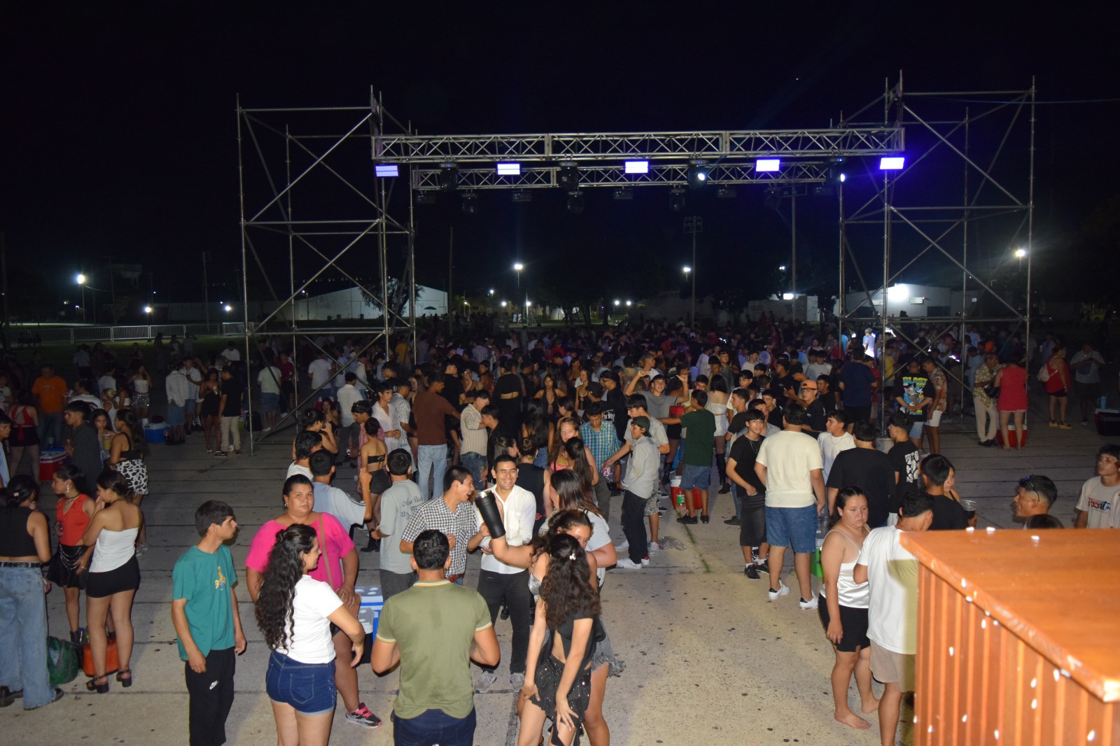 UNA MULTITUD RECIBIÓ EL NUEVO AÑO EN COSTA SURUBÍ