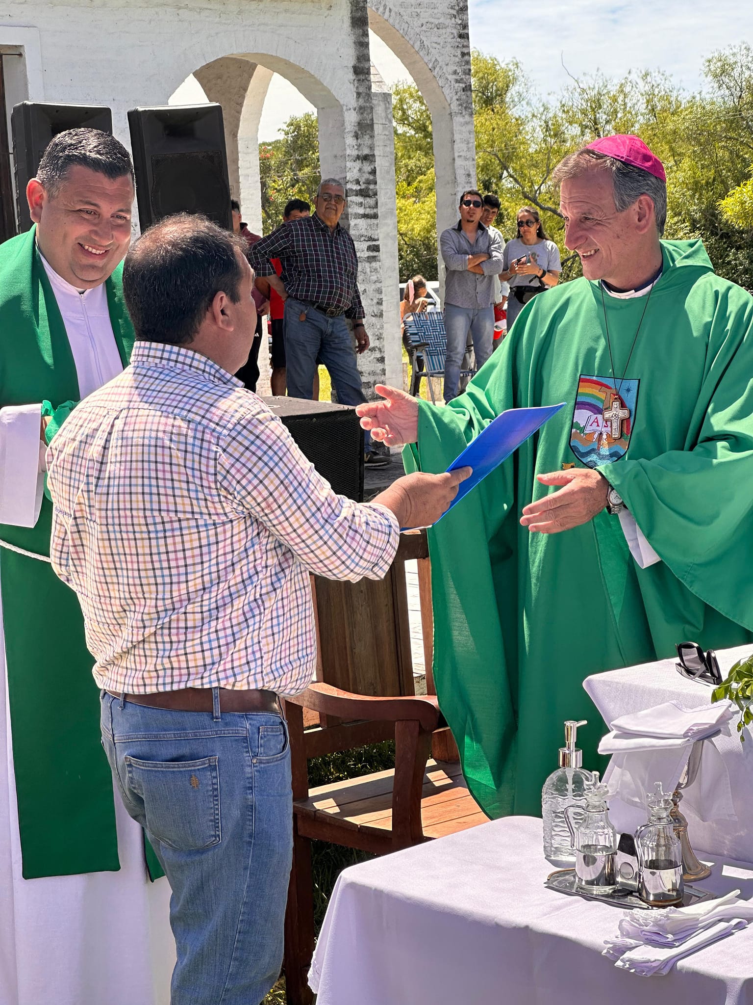 MONSEÑOR CANECIN ACOMPAÑÓ LAS FIESTAS DE LAS COMUNIDADES Y DE LAS FAMILIAS RURALES.