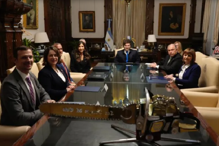 Milei firmó un acuerdo con Estados Unidos para iniciar el proceso que elimina la visa para argentinos