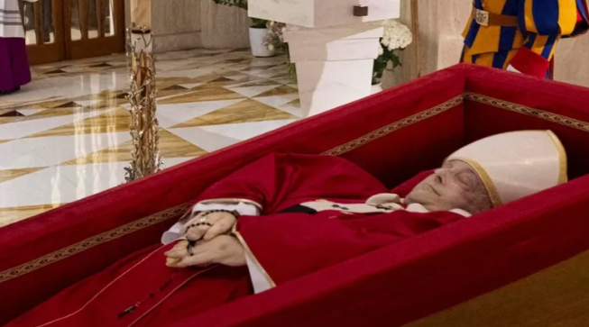 El Vaticano anunció cuándo cerrará el féretro del papa Francisco