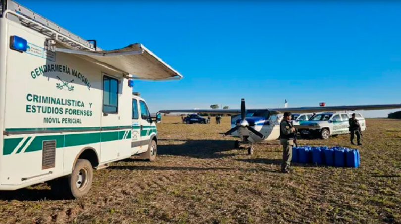 Vuelo narco en Santa Fe: fuga de película, autos quemados y un gendarme herido