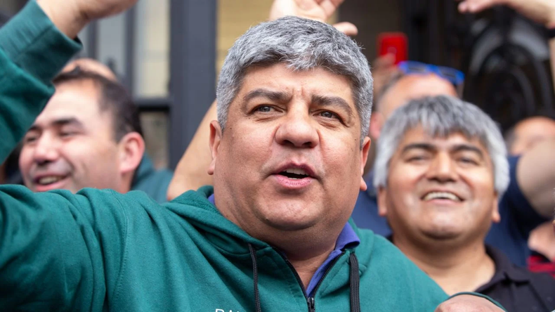 “Si sigue con estas medidas, al ministro Caputo lo van a tirar al Riachuelo“, la advertencia de Pablo Moyano en el acto central