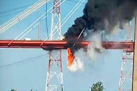 Impresionante video: un camión se prendió fuego en el puente Zárate-Brazo Largo y el humo se vio a kilómetros