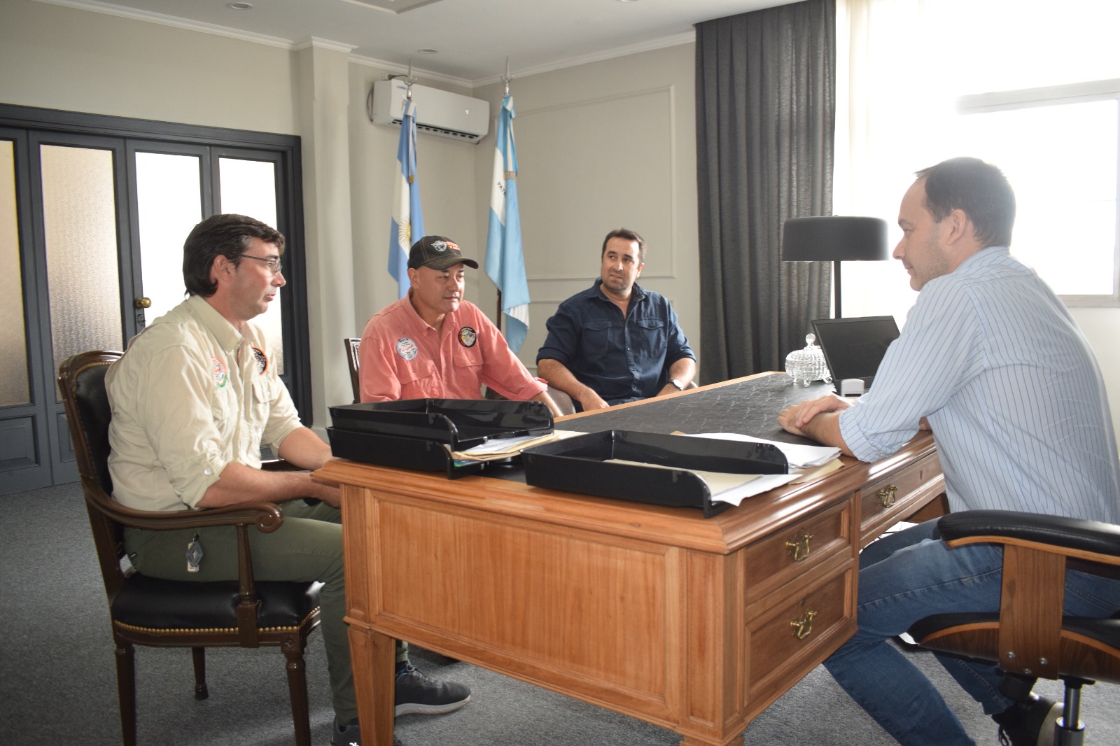 EL INTENDENTE RECIBIÓ A LOS INTEGRANTES DE LA BARRA PESQUERA “SURUBI YAPU”