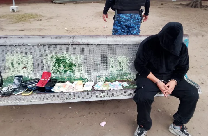 Aprehendieron a un hombre que habría "pescado" 21 celulares en Goya
