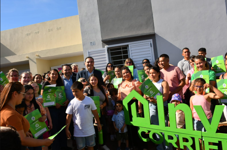 EL GOBERNADOR ENTREGÓ EN ALVEAR 44 VIVIENDAS Y ANUNCIÓ LA CONSTRUCCIÓN DE 30 MÁS