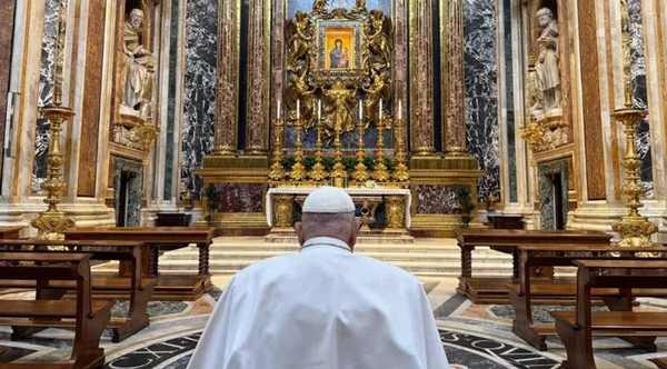 El papa Francisco sorprendió con un rezo en la basílica Santa María la Mayor