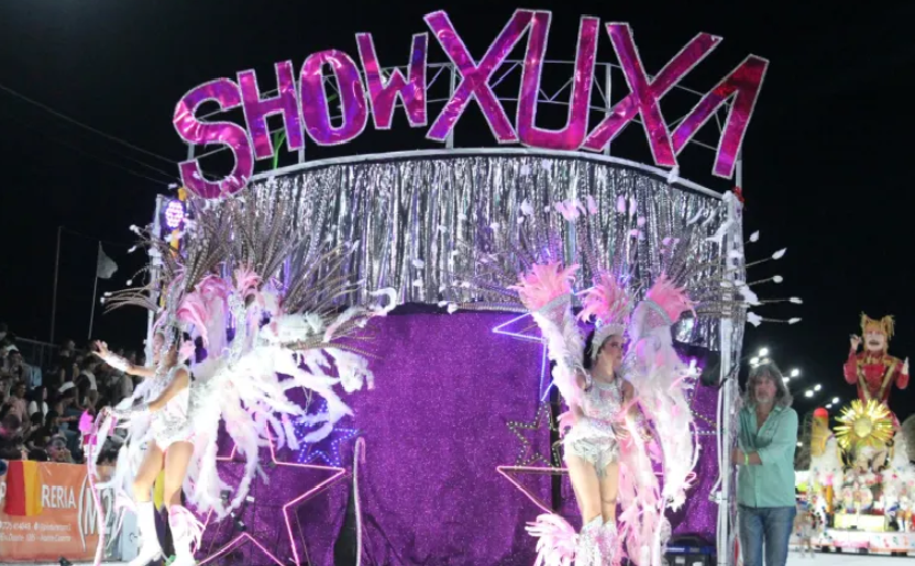 Quinta noche a puro brillo, música y emoción en el Carnaval Artesanal