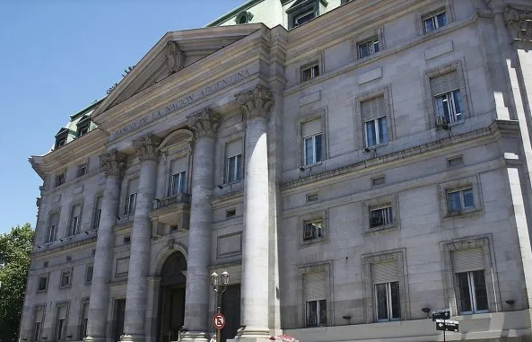 Javier Milei decretó que el Banco Nación será una Sociedad Anónima