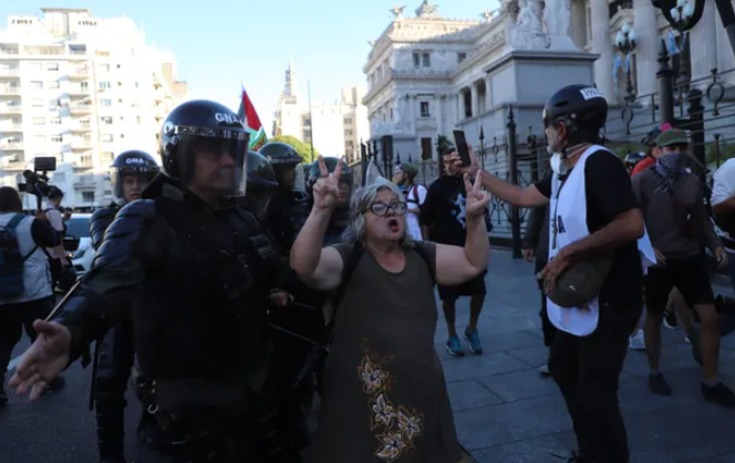 Defensoría del Pueblo porteña denunció represión y detenciones arbitrarias durante la protesta en el Congreso